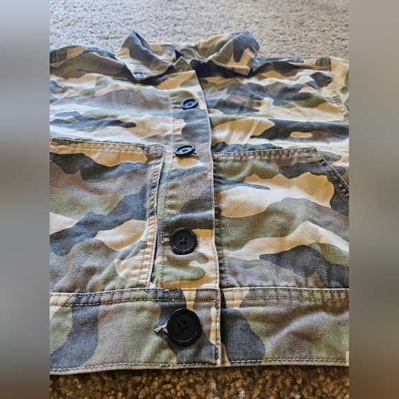 Divided Cropped Button-Front Camouflage Jacket, Size Medium - Picture 3 of 8